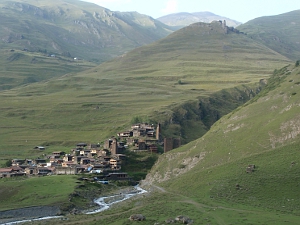 Georgien: Dorf Dartlo im Kaukasus