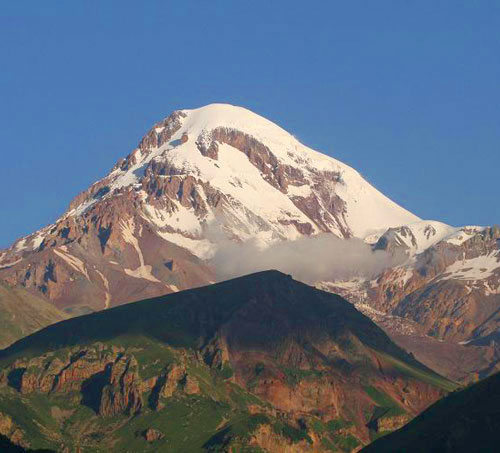 Georgien Großer Kaukasus: Blick von Stepantsminda zum Gipfel des Kasbek (5.047 m)